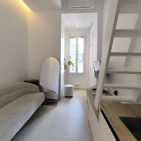 Nid Perche Avec Apercu A Pied ! Ницца